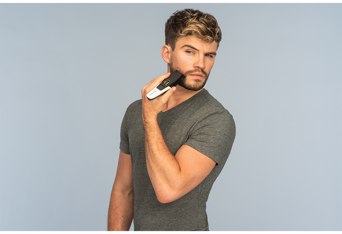 Απεικονίζεται άνδρα να χρησιμοποιεί τη μηχανή.